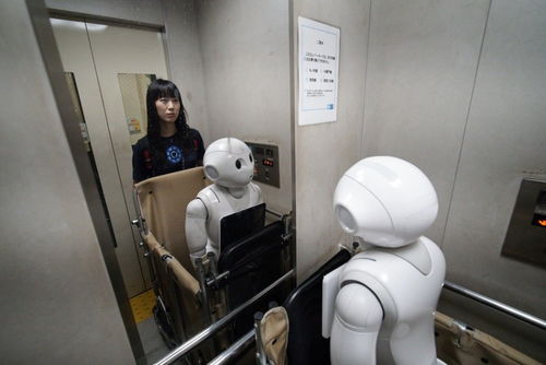 你是我的Baby 日本妹子与智能机器人形影不离